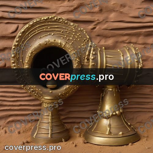 Clay figurine: gold horn with eyes