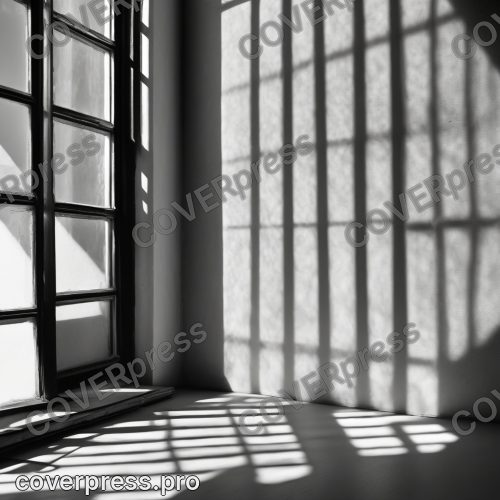 В стиле Нуар 40-х: боковое окно с частым переплётом впускает холодный дневной луч, решётка теней ложится